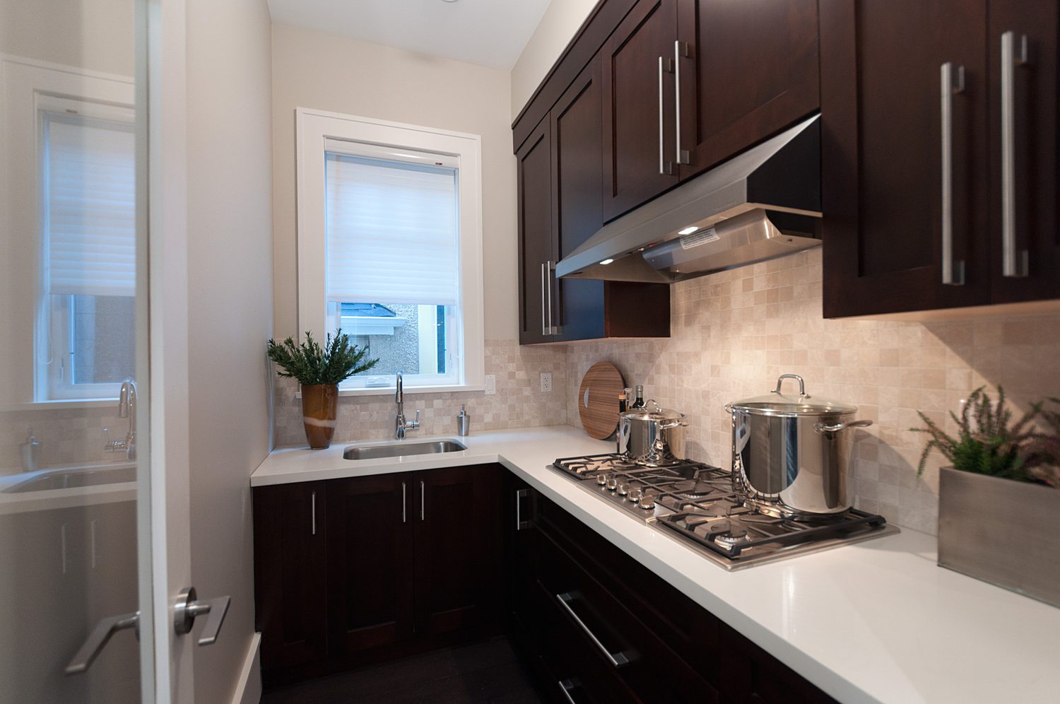 Butler's pantry with gas cooktop