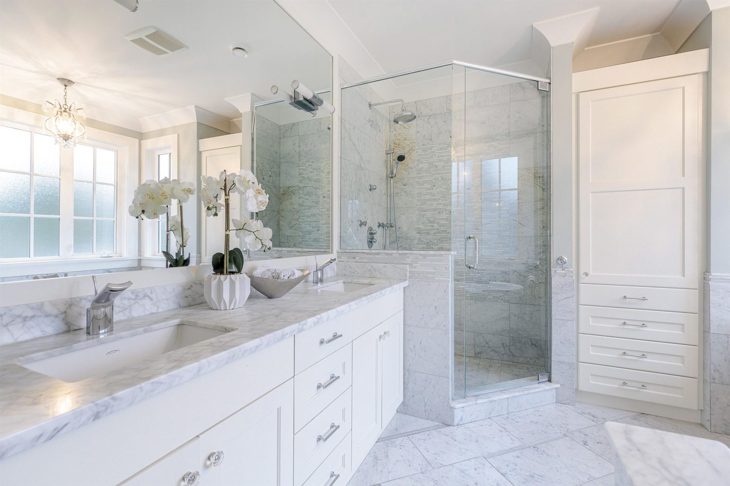 Bathroom with natural marble surfaces